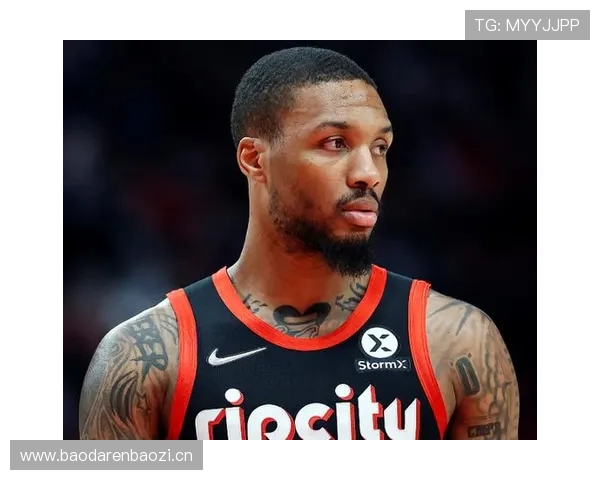 利拉德休赛期天天喝蛋白粉当水，结果夏天晒成黑巧还说自己没练